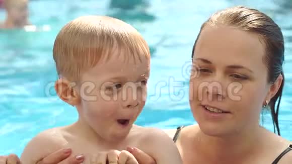 快乐的母子一起在池水下潜水特写视频的预览图