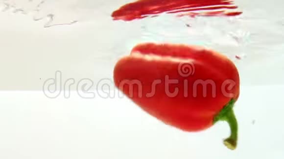 五颜六色的甜椒扔进清水里视频的预览图