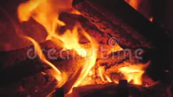 特写4k比萨烤箱烧木头的视频视频的预览图