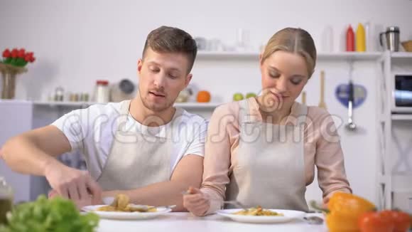 年轻夫妇吃意大利面相机微笑快速简单的食物概念视频的预览图
