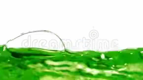 气泡在绿水中上升到表面摘要背景视频的预览图