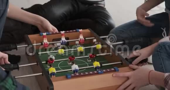玩足球的孩子们的手视频的预览图