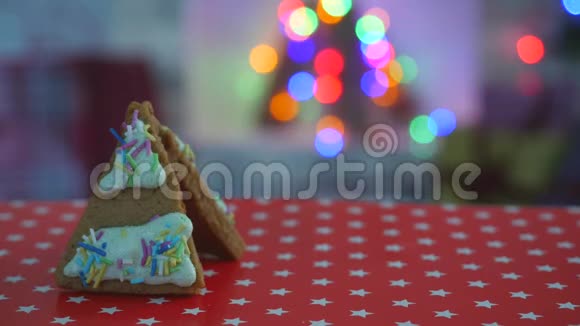 手工制作的可食用姜饼屋雪装饰花环背景照明视频的预览图