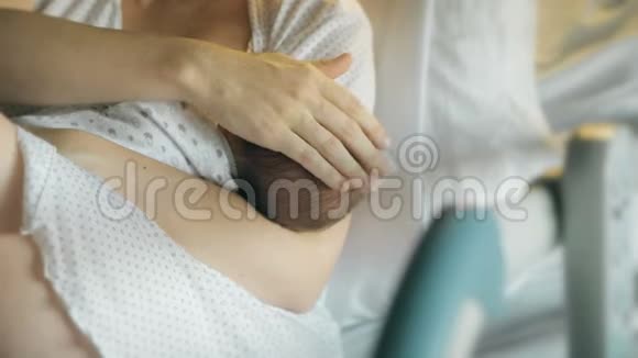 出生后第一次母乳喂养视频的预览图