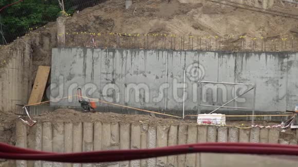 施工基础的全景山坡混凝土墙结构视频的预览图