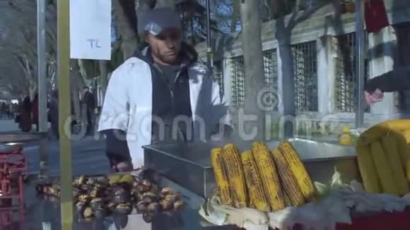 卖烤玉米的街头小贩视频的预览图