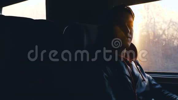 年轻人在日落时看着窗外然后坐火车去看镜头视频的预览图