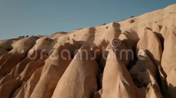 卡帕多西亚夕阳和骑马的人就像电影中的一个框架视频的预览图
