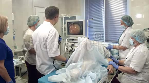 在内镜室进行手术的医生视频的预览图