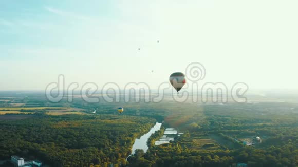热气球飞过森林夏天的场景空中景观视频的预览图