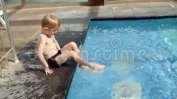 一个小孩子夏天在游泳池里玩耍的特写镜头慢动作视频的预览图
