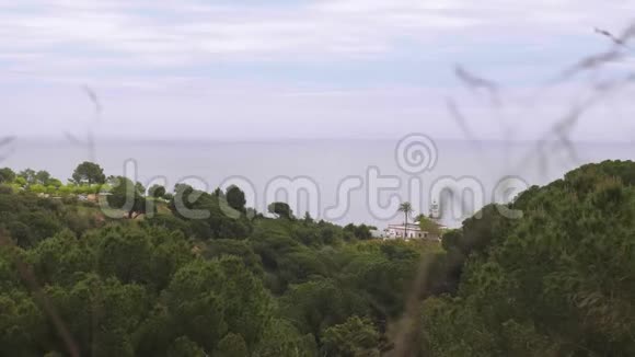 远观灯塔莱斯托雷斯多云的午后从海滨看灰色的天空视频的预览图
