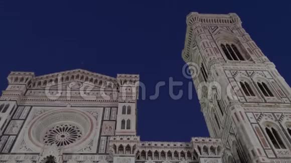 佛罗伦萨城市的地标性建筑教堂的正面在晚上视频的预览图
