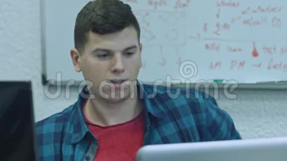 有魅力的年轻人在他的工作场所使用电脑上班族都在集中做自己的工作视频的预览图