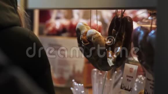 商店橱窗里的椒盐卷饼圣诞节街头美食和美食视频的预览图