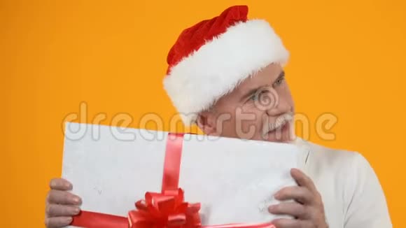老人圣诞老人圣诞老人帽子摇包礼盒节日传统庆祝活动视频的预览图