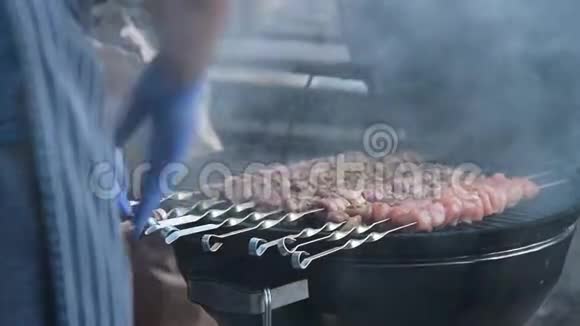 街上烤架上的烹饪肉串视频的预览图