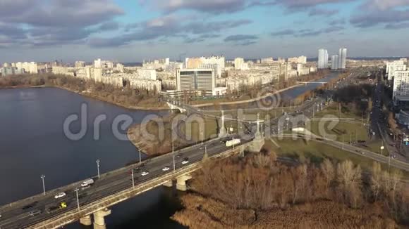 桥上城市交通的美丽鸟瞰图帕托纳桥上的城市交通Rusanovskaya银行视图视频的预览图