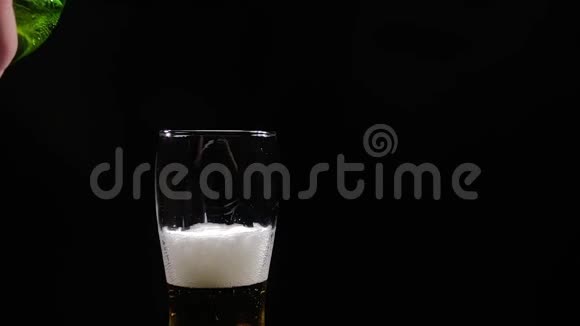 把啤酒从绿色瓶子倒入玻璃杯超级慢动作视频视频的预览图