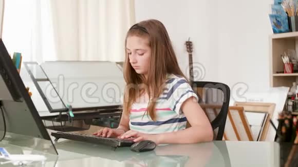 年轻的女青少年在电脑上工作并键入文本视频的预览图