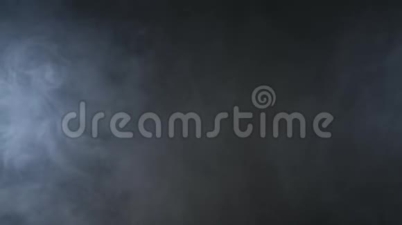 大气烟雾雾效应VFX元素雾霾背景抽象烟雾云黑色背景下缓慢运动的烟雾白色视频的预览图