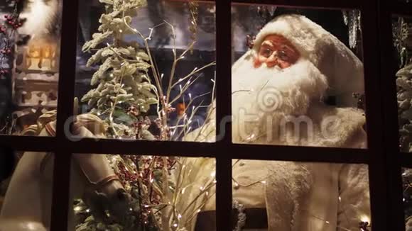 玩具圣诞老人作为一个真正的人在商店的橱窗里视频的预览图