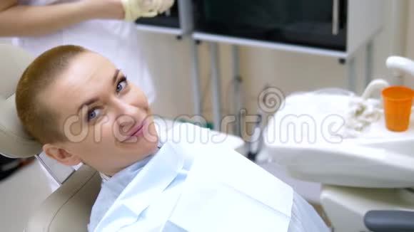 一个女人去看牙医准备考试视频的预览图