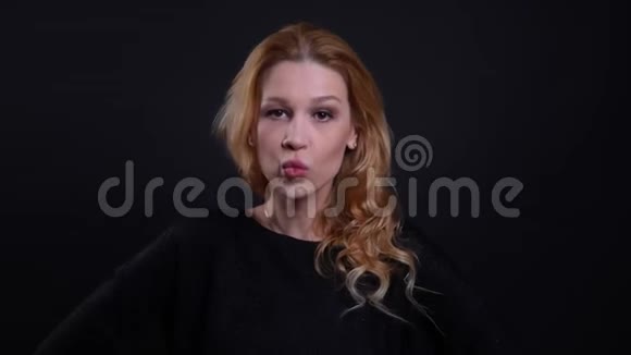 成年红发女性的特写镜头玩味着舌头玩味着用相机拍摄视频的预览图