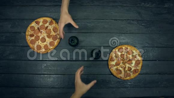 生态黑色背景下的啤酒辣香肠和肉披萨视频的预览图