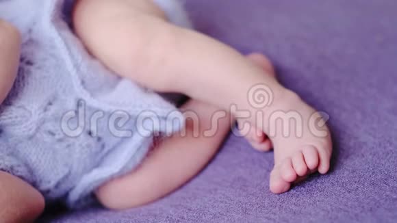 新生儿躺在床上的特写镜头视频的预览图