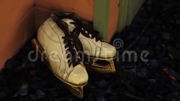 冬天的旧皮溜冰鞋闲着为了迎接冬天视频的预览图