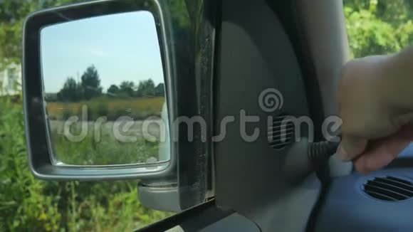 手动调整车侧镜在乘车前调整车镜视频的预览图