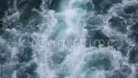 白色的泡沫波光粼粼的海水蓝绿色的轮船螺旋桨视频的预览图