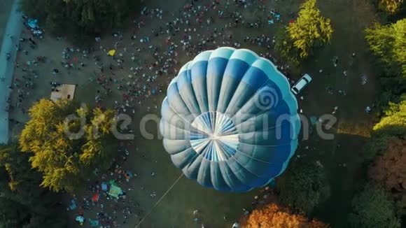 蓝色热气球正在准备在公园发射从上面可以看到空中景色视频的预览图