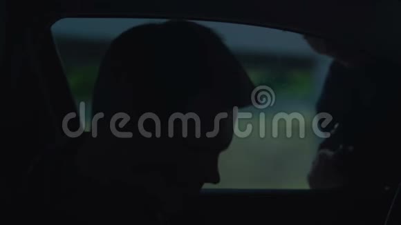 友好的巡逻员敲车窗检查驾照值班视频的预览图