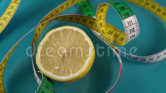 一个多色厘米半的新鲜柠檬在海蓝宝石地板鳞片上健康食品和体重管理工具视频的预览图