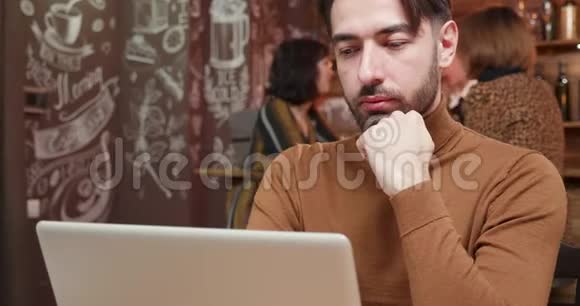 一个注意力集中的人从他的笔记本电脑屏幕上读到一段文字视频的预览图