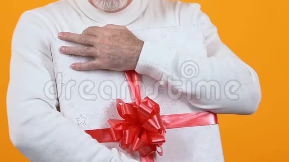 贪婪的老人拿着包裹的礼物盒任性的养老金领取者纪念品视频的预览图