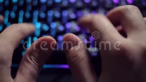 程序员在背光键盘上输入代码开发和黑客攻击男人手视频的预览图
