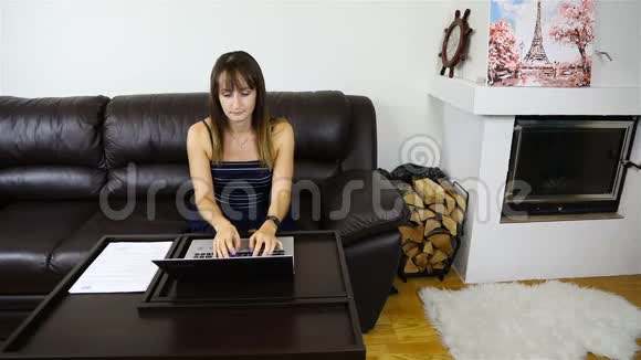 女孩检查文件和电脑打印视频的预览图