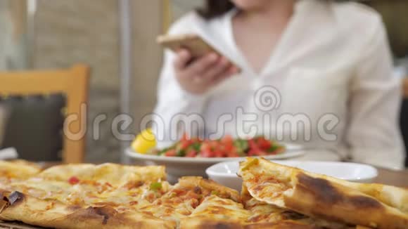 传统的阿塞拜疆午餐与卡查普里和女人电话模糊视频的预览图
