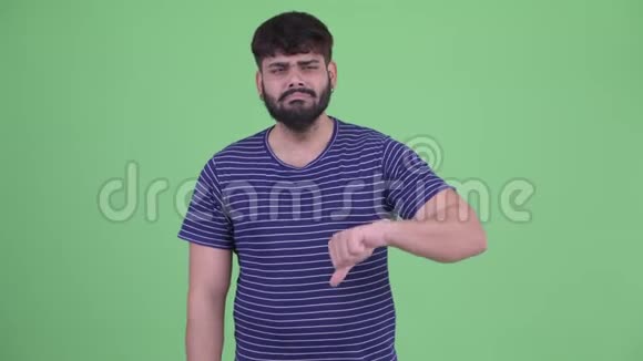 可怜的体重超重长着胡子的印度男人竖起大拇指视频的预览图