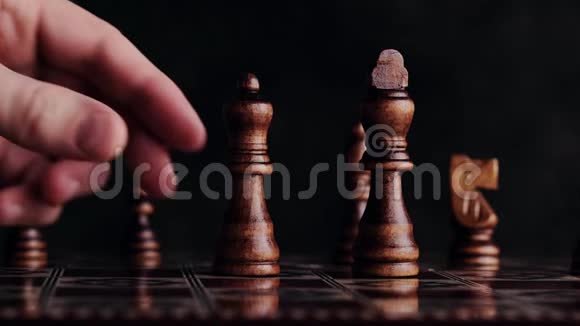 玩家铸造国王和王后的棋子视频的预览图