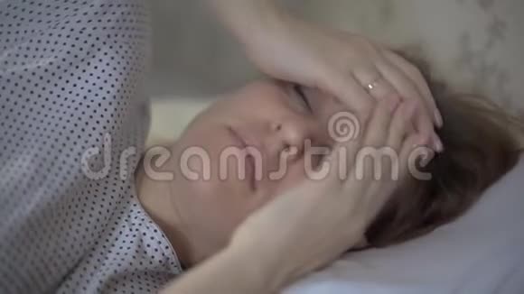 美丽的女人睡后睁开眼睛微笑视频的预览图