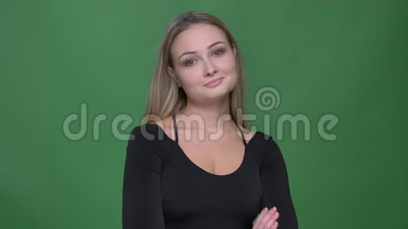 穿着黑色衬衫的快乐女商人赞许地点头同意在绿色背景下进入相机视频的预览图
