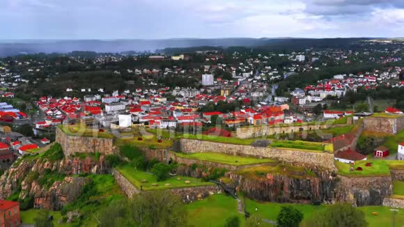 以城市为背景鸟瞰挪威哈尔登的Fredriksted堡垒视频的预览图