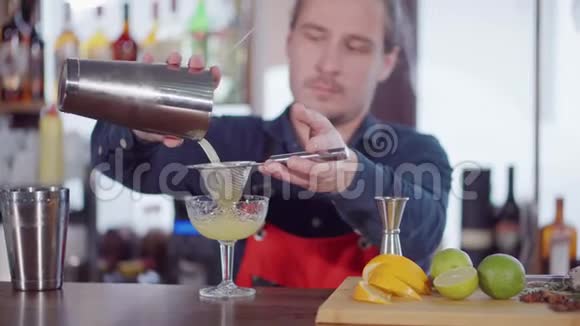 在酒吧柜台做一杯简单的鸡尾酒视频的预览图