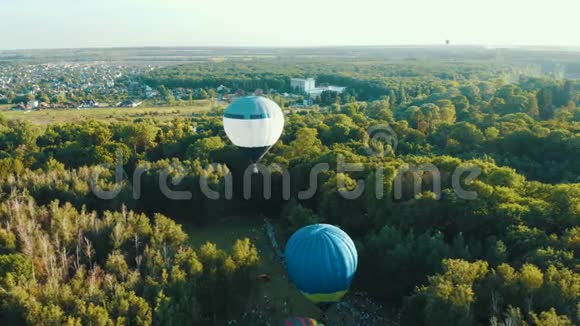 节日期间热气球在公园的树间起飞从上面可以看到空中景色视频的预览图