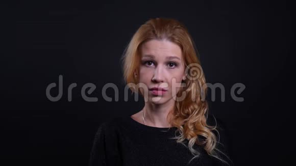 成年红发女性在镜头背景下悲伤失望的特写镜头视频的预览图