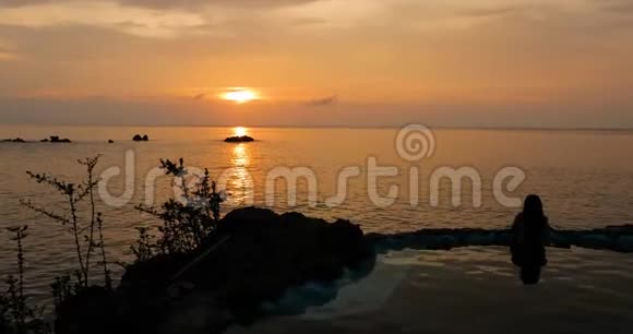 游泳池的日落景观平静宁静的海滨景观视频的预览图
